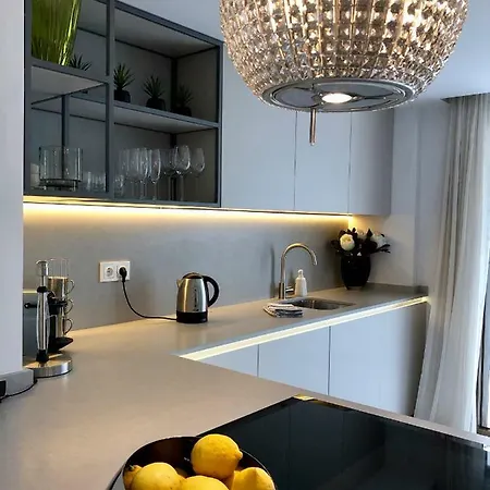 Luxury In La Isla, Walking Distance To Puerto Banus