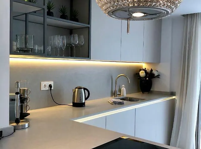 Luxury In La Isla, Walking Distance To Puerto Banus